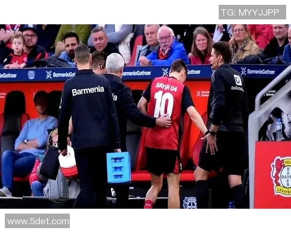 勒沃库森球员意外受伤退出德甲比赛现场吃痛！